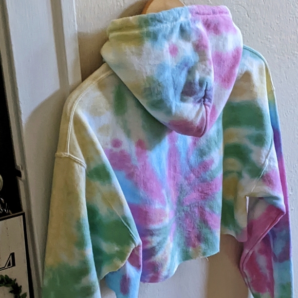 NWOT! TUPAC 90s Throwback Poetic Justice Tie-Dyed Cropped Fleece Hoodie - Picture 10 of 10